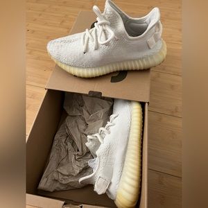 YEEZY 350🔥 SIZE 6.5 MEN, 8 WOMEN 🔥🔥